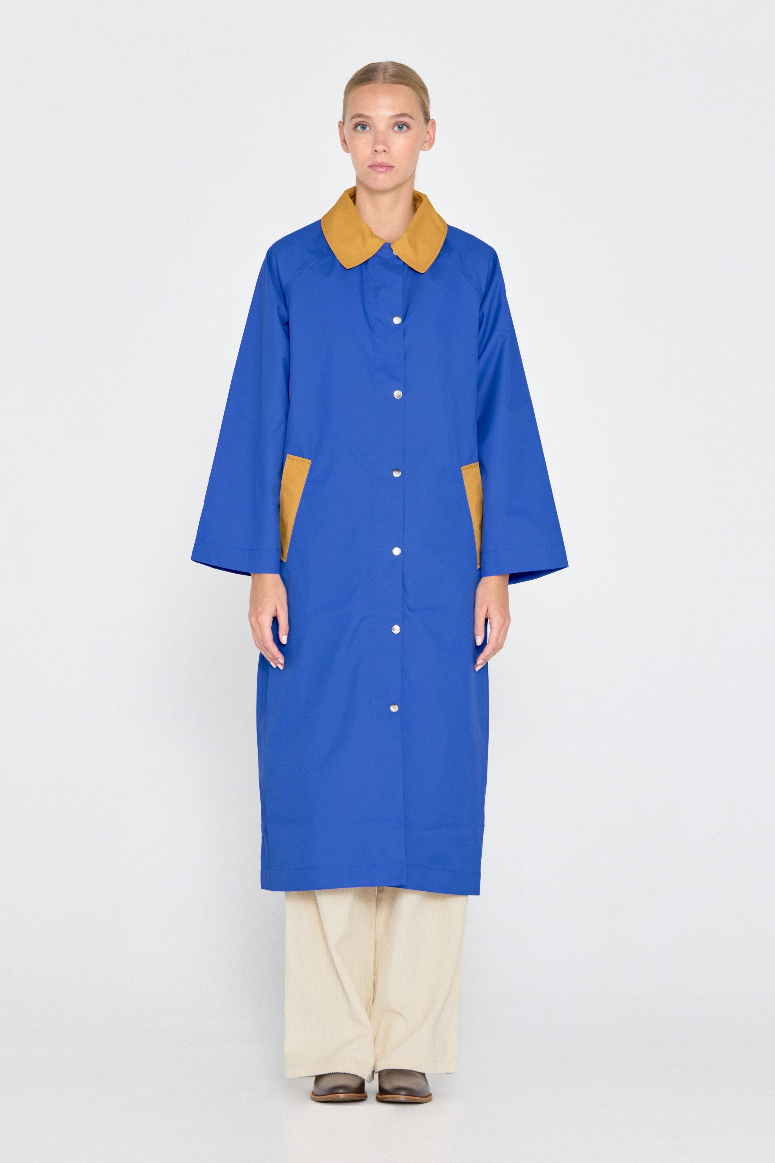 Gabardina color block ultramarine