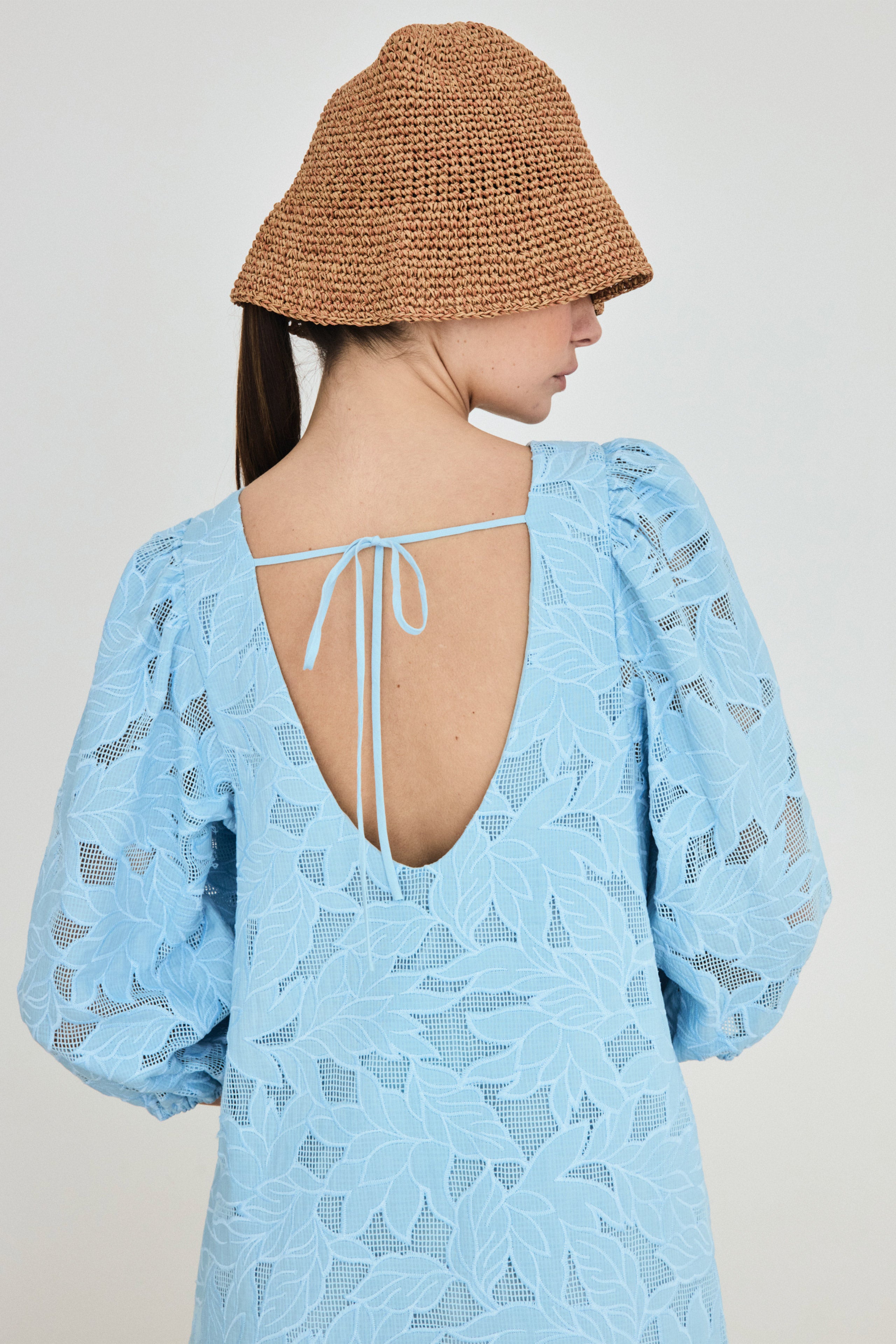 VESTIDO MIDI CON MANGA ABULLONADA DE GUIPUR light blue