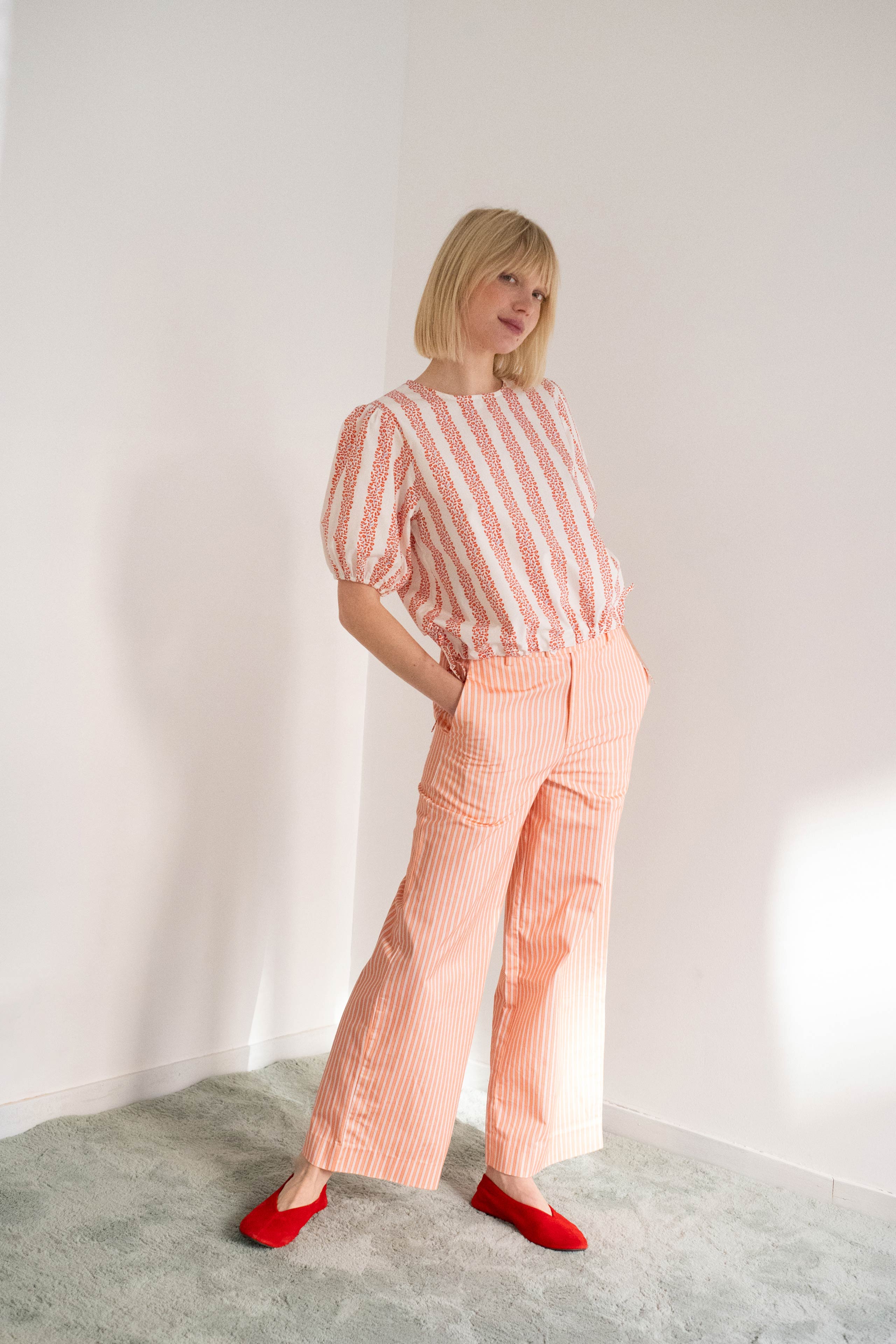 BLUSA CON MANGA ABULLONADA FLOWERS off-white/summer red