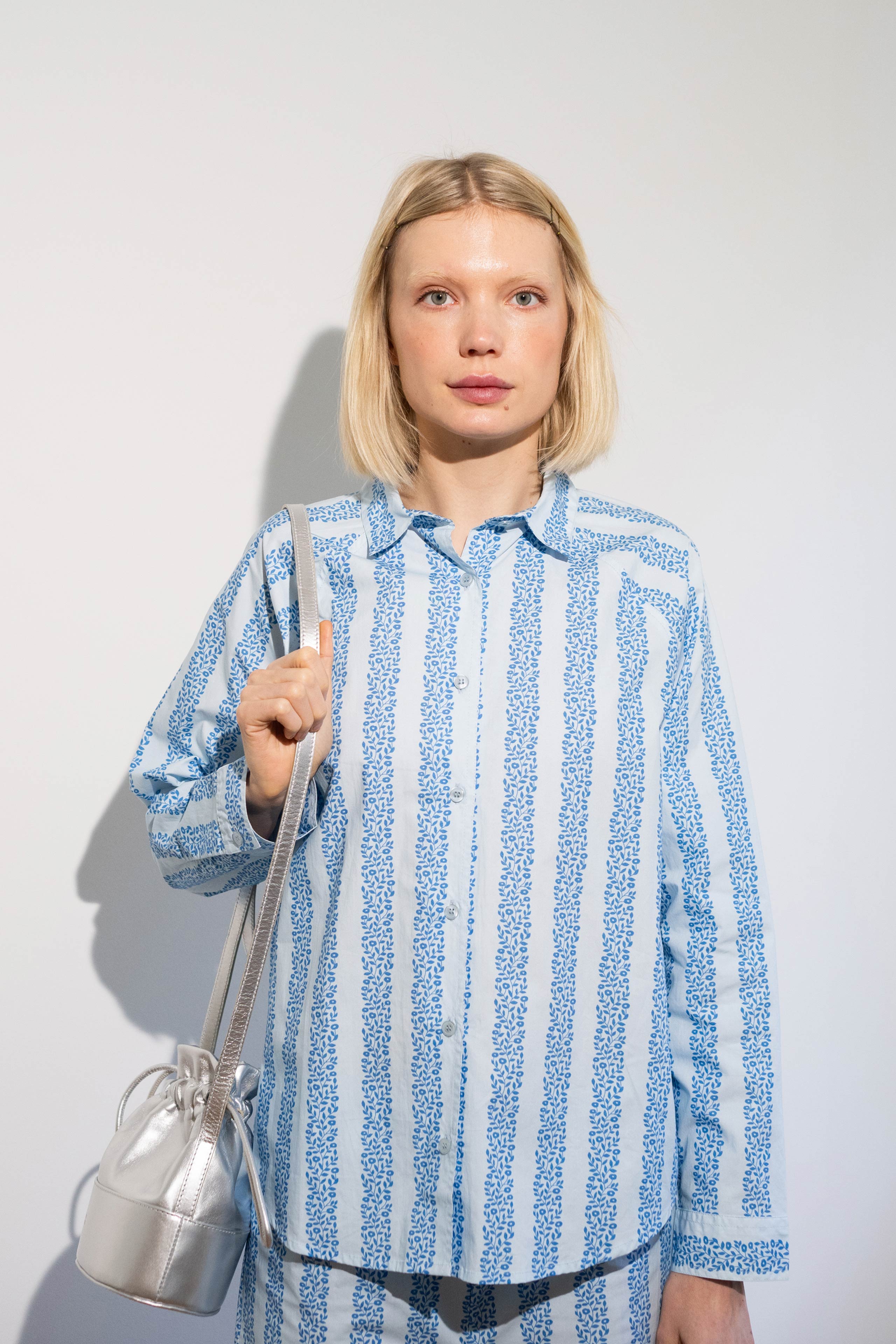 CAMISA FLOWERS light blue/azure