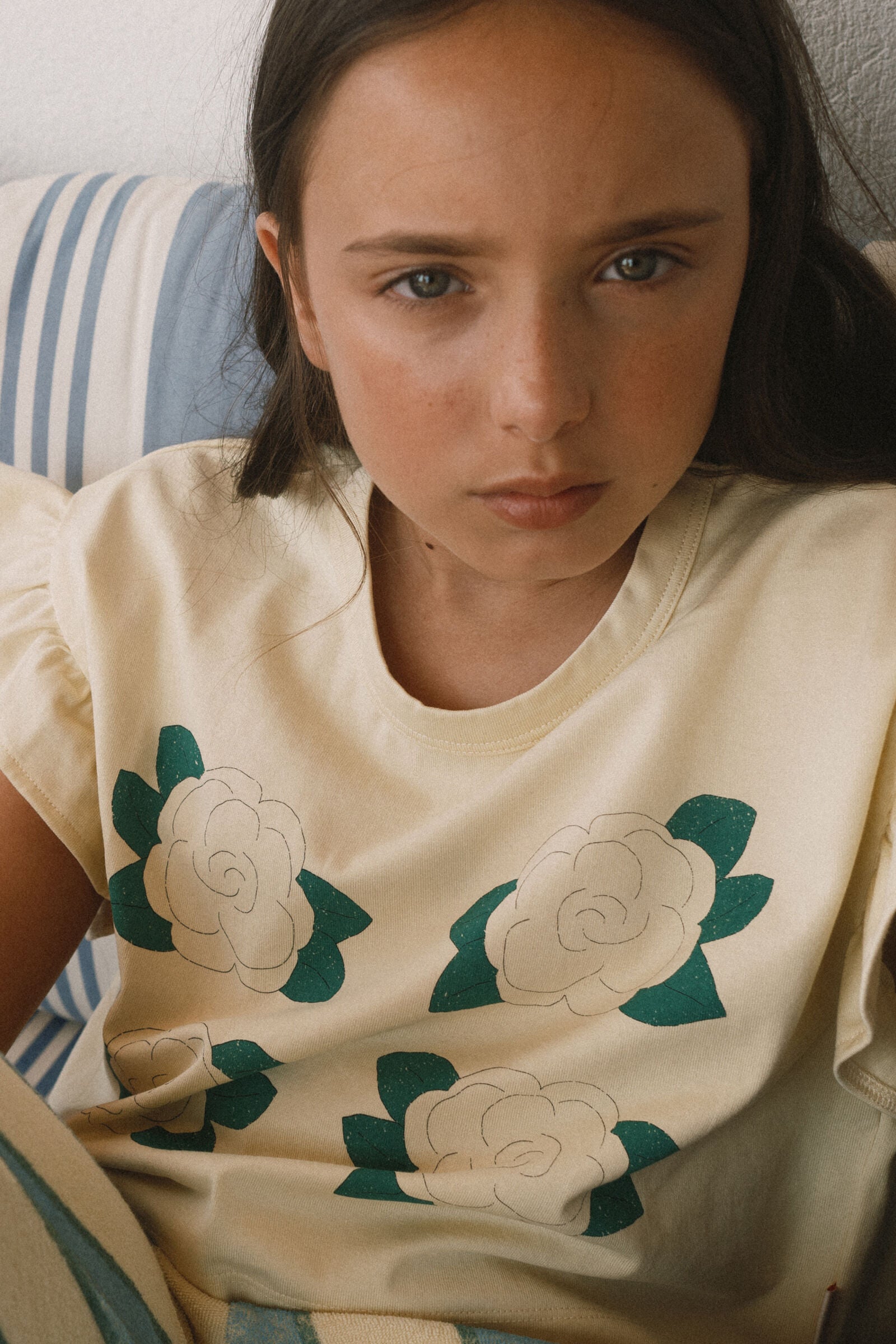 CAMISETA CORTA GRÁFICA YELLOW FLOWERS dusty yellow